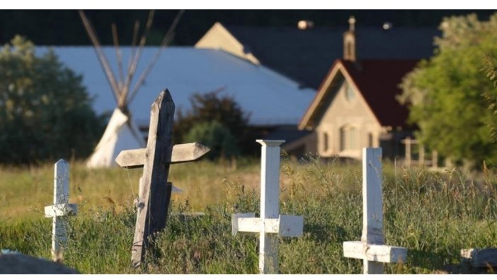 Yatılı okulun bahçesinde 17 mezar bulundu
