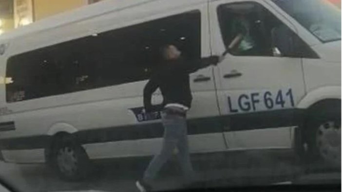 Okul servisine beyzbol sopasıyla saldırdı