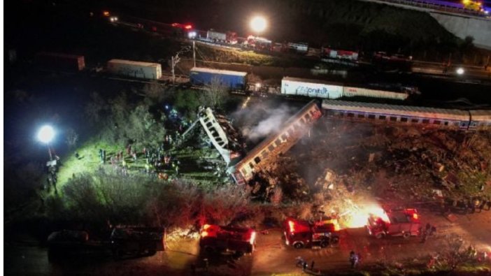 Yunanistan'da iki tren kafa kafaya çarpıştı:  32 ölü