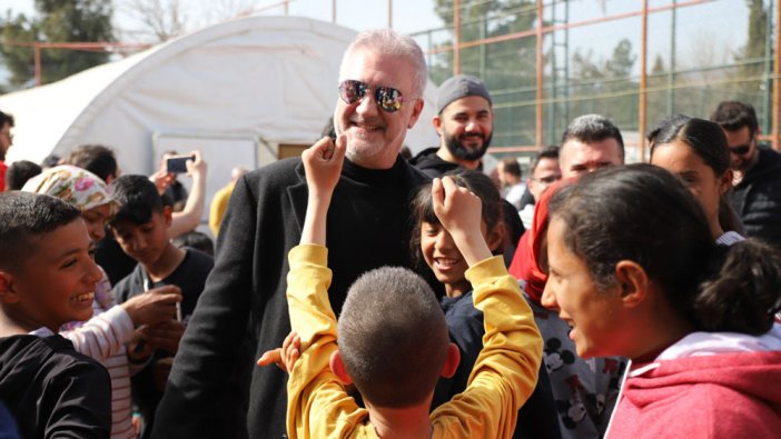 Ünlü isimler deprem bölgesini ziyaret etti