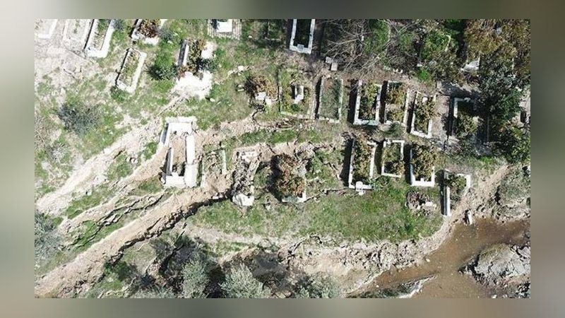 Depremler mezarlığı vurdu: 50 mezar kaybolmuş!