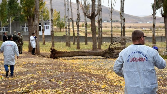 Okul bahçesinde ağaç devrildi: 1 ölü, 6 yaralı