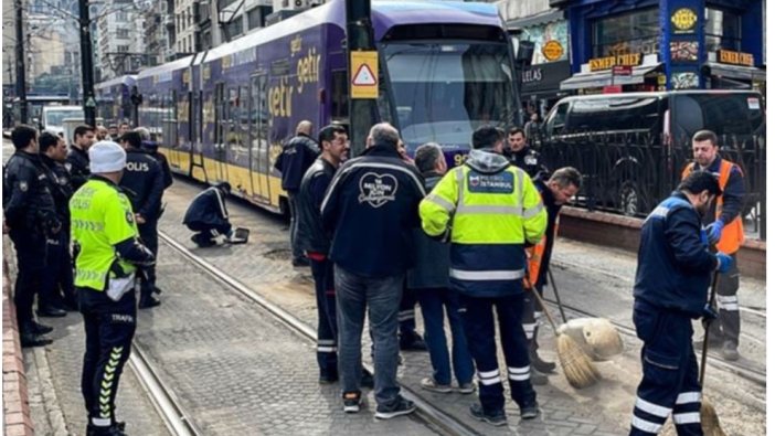 Eminönü'nde tramvay raydan çıktı