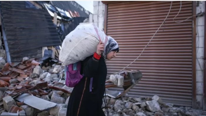 Depremzede kadınlar için askıda kadın pedi uygulaması