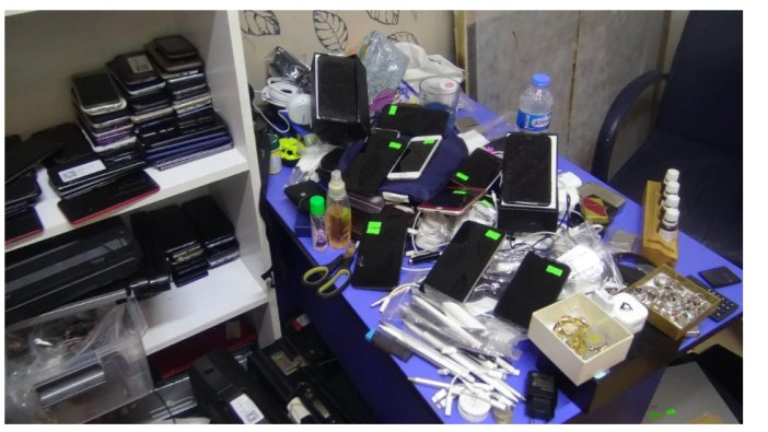 Havalimanında unutulan eşyalar satışa sunuluyor