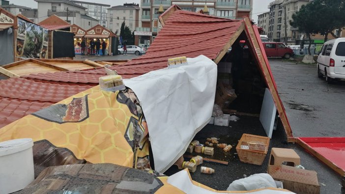 Şiddetli lodosun etkisiyle devrilen şişme kaydırakta bulunan 3 çocuk yaralandı 