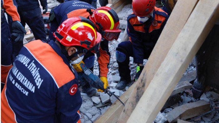 ''Depremde hükümetin boşluğunu muhalif belediyeler doldurdu''