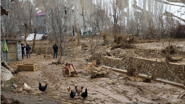 Göletin seti yıkıldı, tarım arazileri su altında kaldı