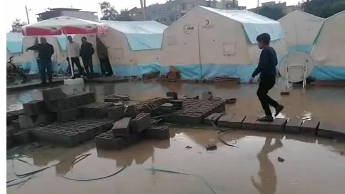 Depremzedeleri bu kez de sel vurdu