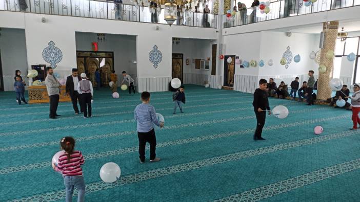 Cami balonlarla süslendi