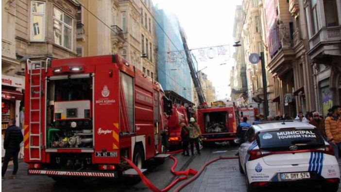 İstiklal Caddesi’ndeki yangın kiliseye sıçradı