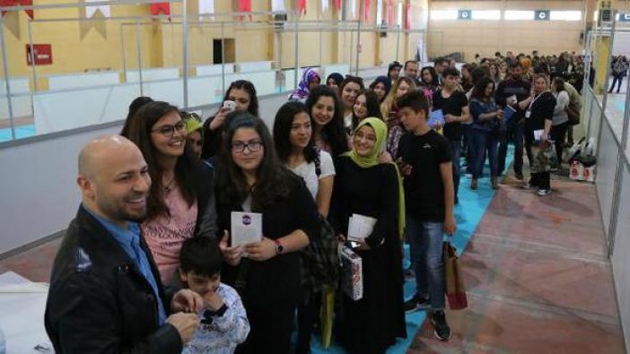 Kitap fuarında sürpriz hediye