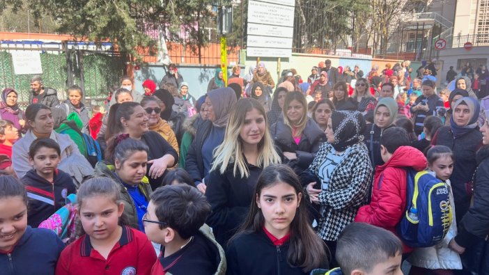 Kartal'da velilerden okul önünde eylem