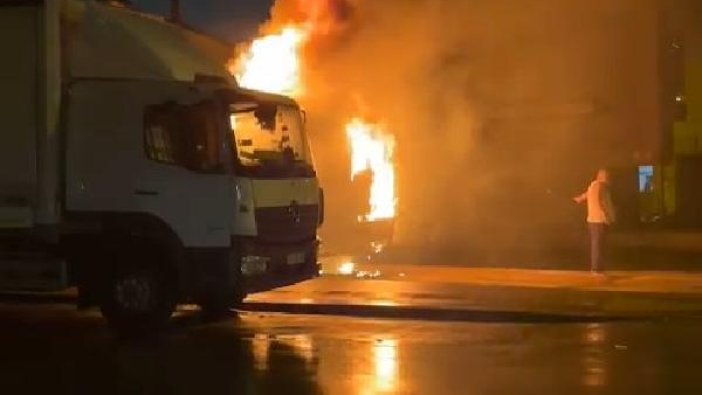 Park halindeki kamyon alev alev yandı 