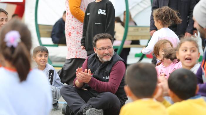 Kayseri Vali'si depremzede çocukların oyun davetini kırmadı