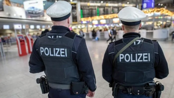 Köln’de korku dolu anlar: Bir araç kalabalığa daldı