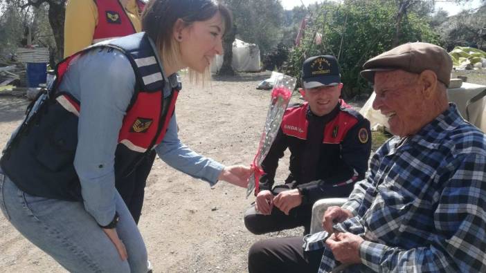 Jandarmadan yaşlılara karanfil