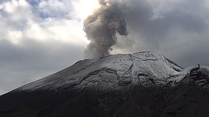 Meksika'daki yanardağ da son 24 saatte 7 patlama gerçekleşti