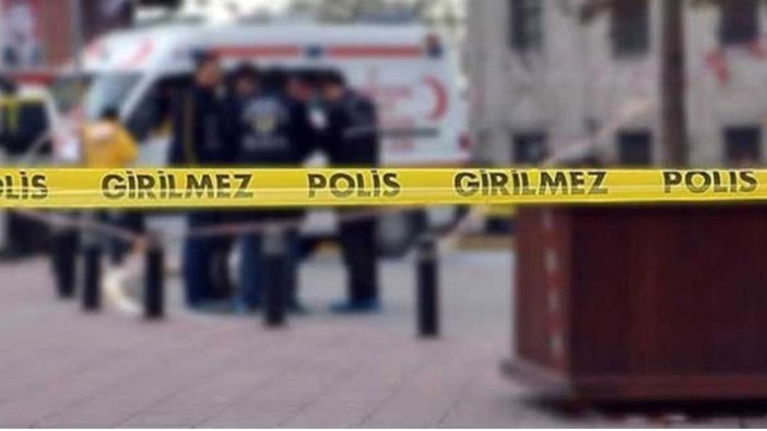 Üç yaşındaki kızını bıçaklayarak öldürdü