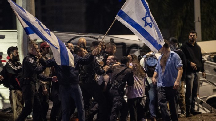 İsrail'de halk sokağa döküldü