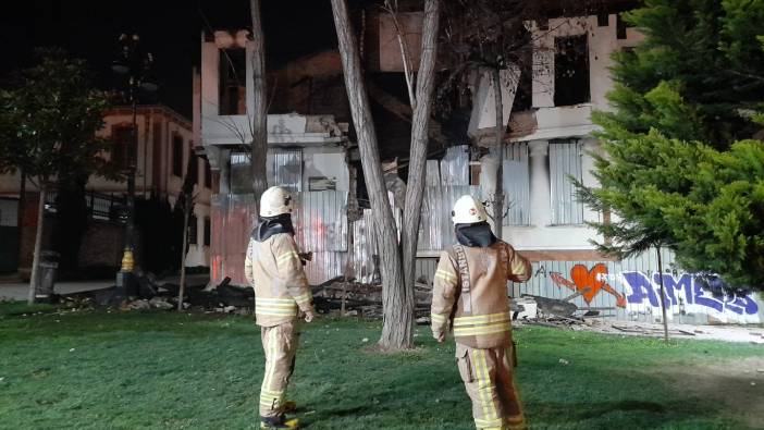 Fatih'te 3 katlı tarihi bina kısmen çöktü