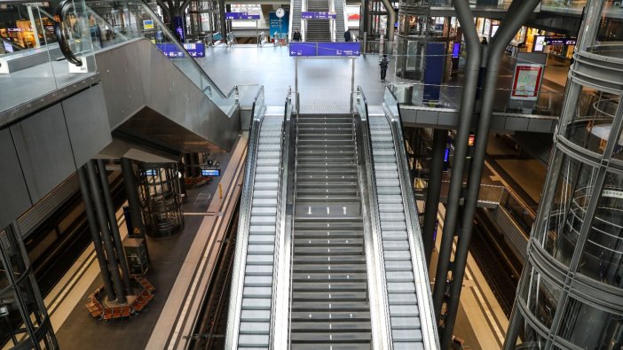 Almanya'da grev ulaşımı felç etti