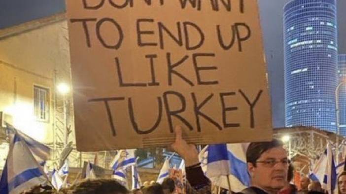 İsrail'deki eylemlerde kadın göstericinin elinde tuttuğu ''Türkiye'' pankartı