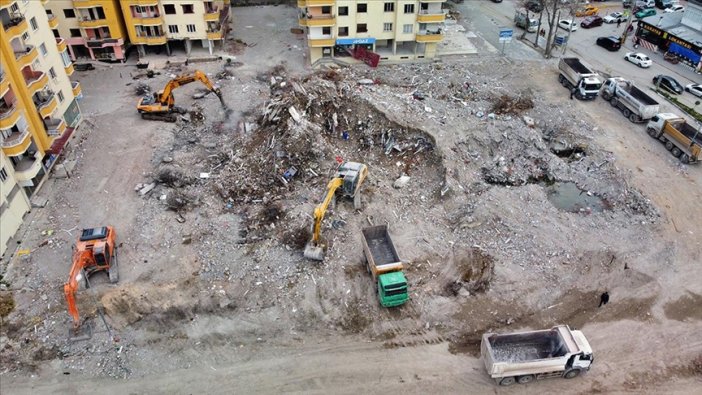 Osmaniye enkazı üstünden atıyor