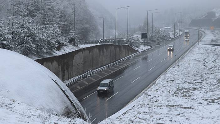 Bolu Dağı'nda kar yağışı etkili oluyor