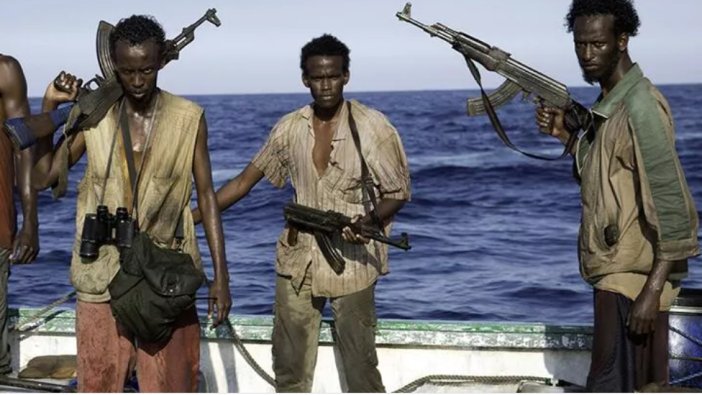 Gine Körfezi’nde bir gemi korsan saldırısına uğradı