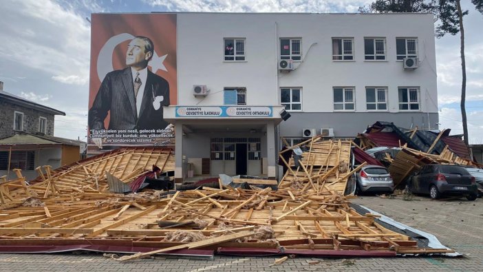 Öğrenciler dersteyken okulun çatısı uçtu