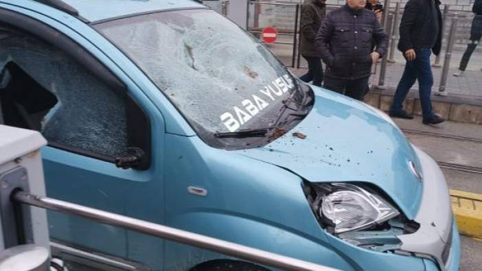 Tramvay yolunda ticari araç çarptı