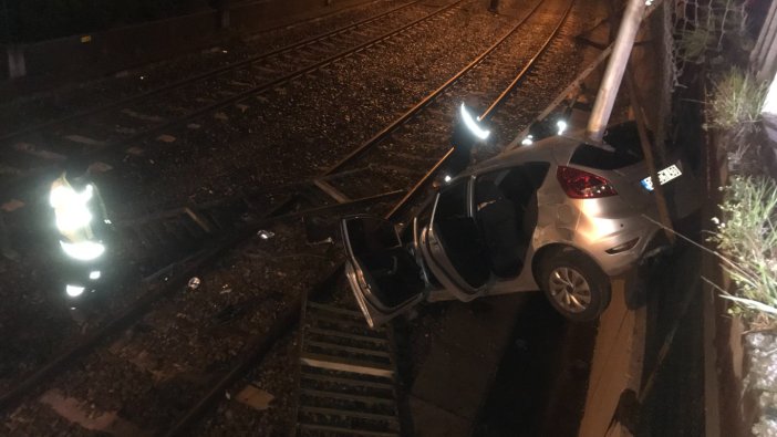 Bakırköy'de araç metro yoluna uçtu: Yaralılar var
