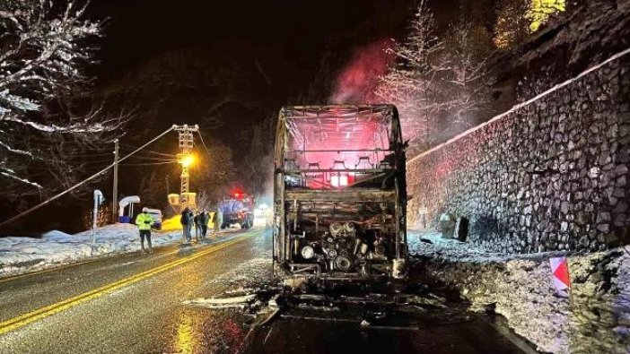 Polisleri taşıyan otobüs cayır cayır yandı
