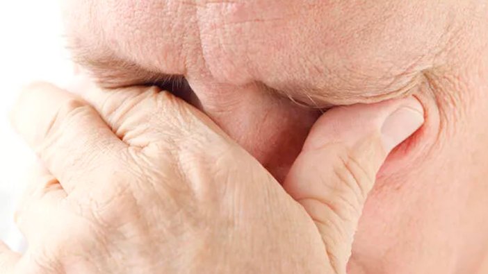 Uzman isimden göz kaşımaya ilişkin kritik uyarı: Ciddi görme kaybına yol açabilir