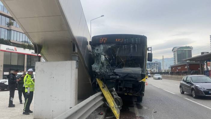 Belediye otobüsü üst geçide çarptı: 5 yaralı