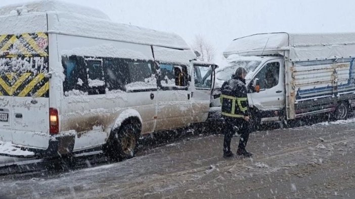 Şırnak'ta feci kaza: Öğrenci servisi ve kamyonet birbirine girdi