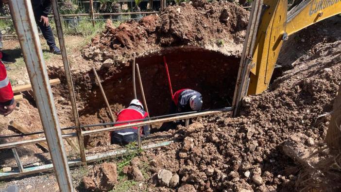 Kablo döşerken göçük altında kaldılar