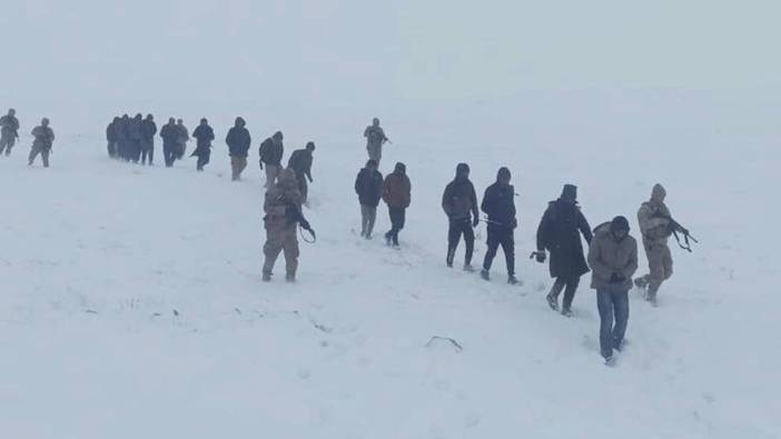 Jandarma 33 kaçak göçmeni donmak üzeriyken kurtardı