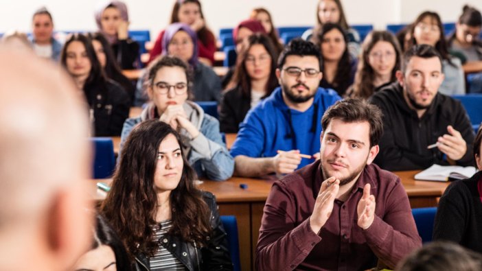 Üniversitelerde yüz yüze eğitim bugün başlıyor.