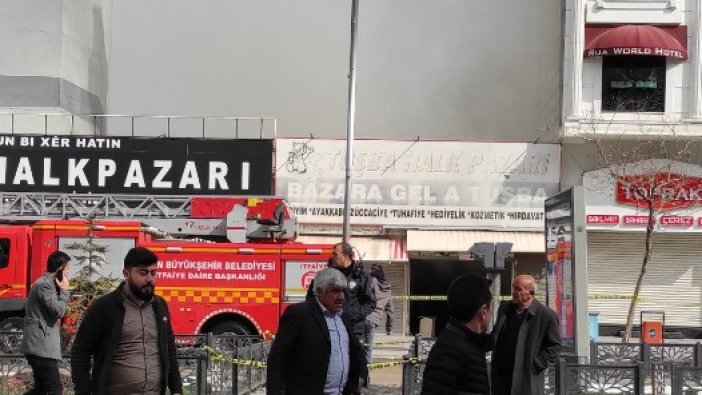 Van'da 200 iş yerinin bulunduğu pazarda yangın: Çok sayıda ekip bölgeye sevk edildi