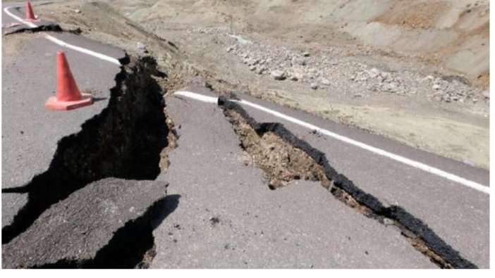 Heyelanda çöken yol ulaşıma kapatıldı