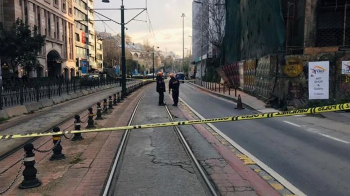 Karaköy’de metruk binada kısmi çökme