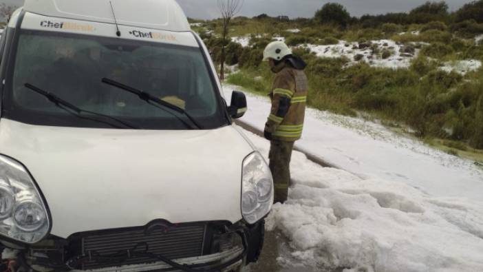İzmir’de yağan dolu sokakları beyaza bürüdü