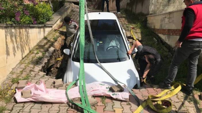 Albayın arabasını çukur yuttu