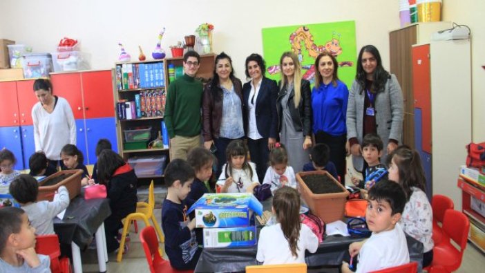 Minik eller toprakla buluştu