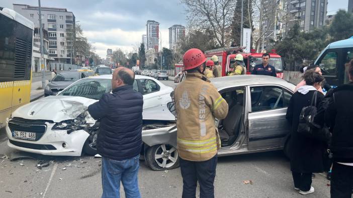 Kartal'da otomobil iki araca çarptı: 2'si çocuk 4 yaralı