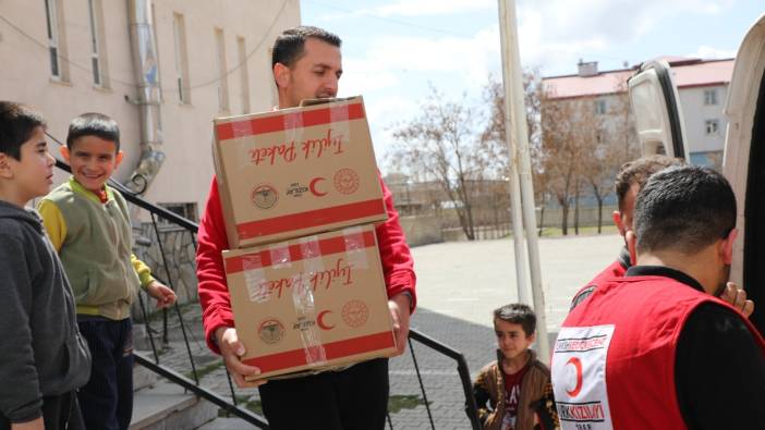 Okullardan toplanan yardımlar Kızılay’a teslim edildi