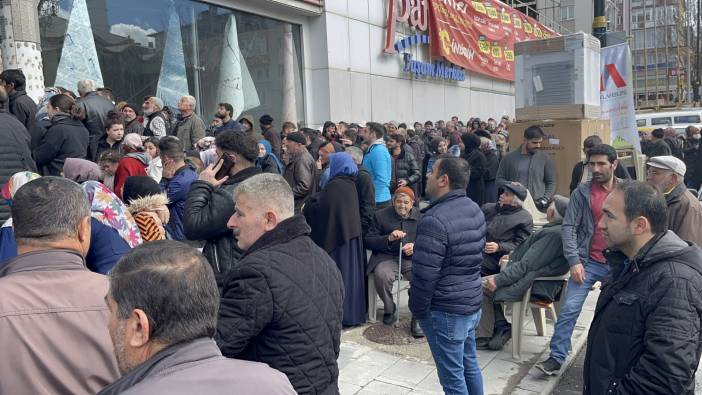 Sivas'ta mağazada indirim izdihamı