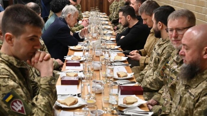Ukrayna lideri Zelenski, ordudaki Müslüman askerlerle iftar yaptı